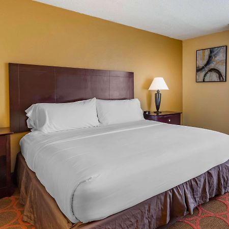 Clarion Hotel Fayetteville Exterior photo