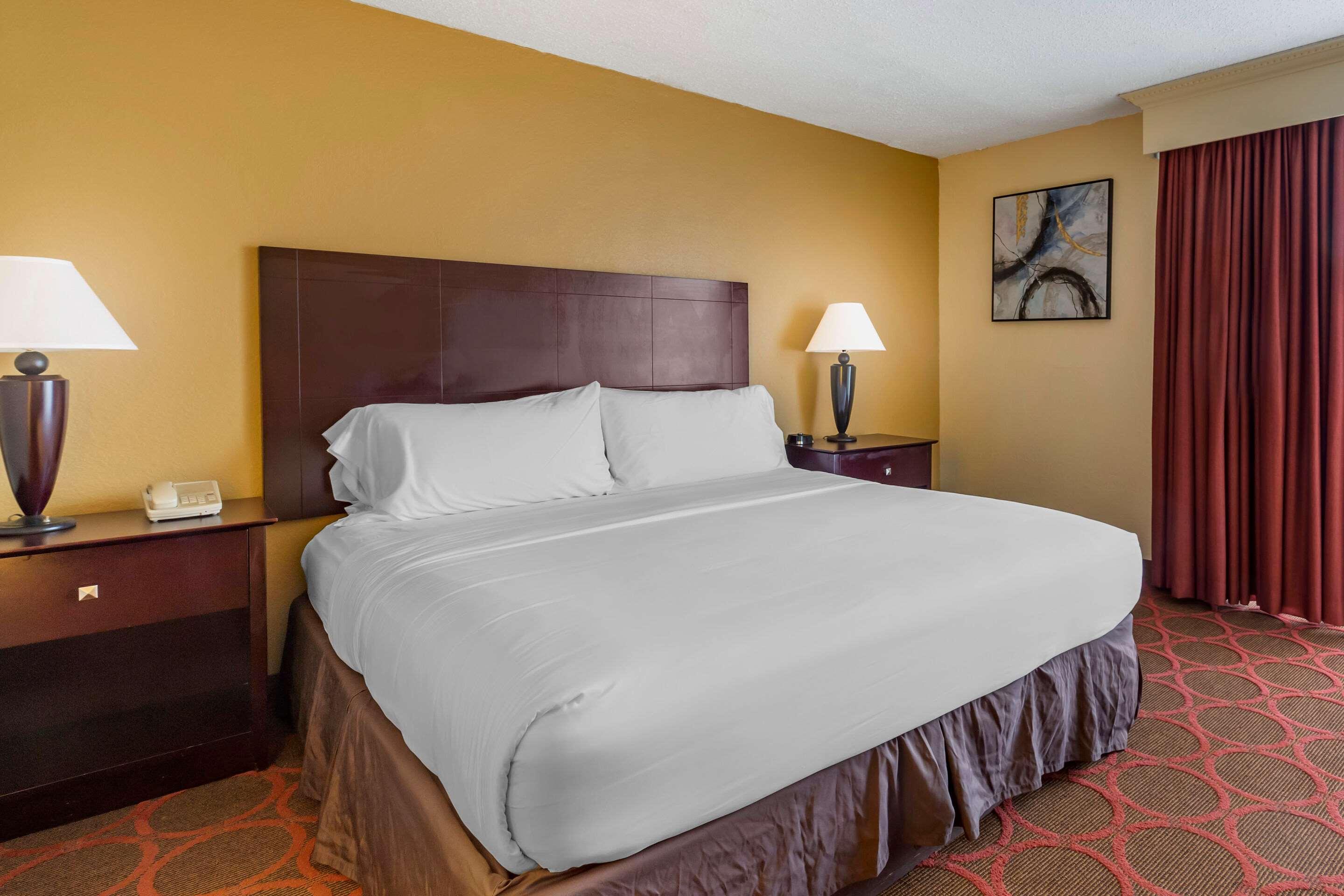 Clarion Hotel Fayetteville Exterior photo