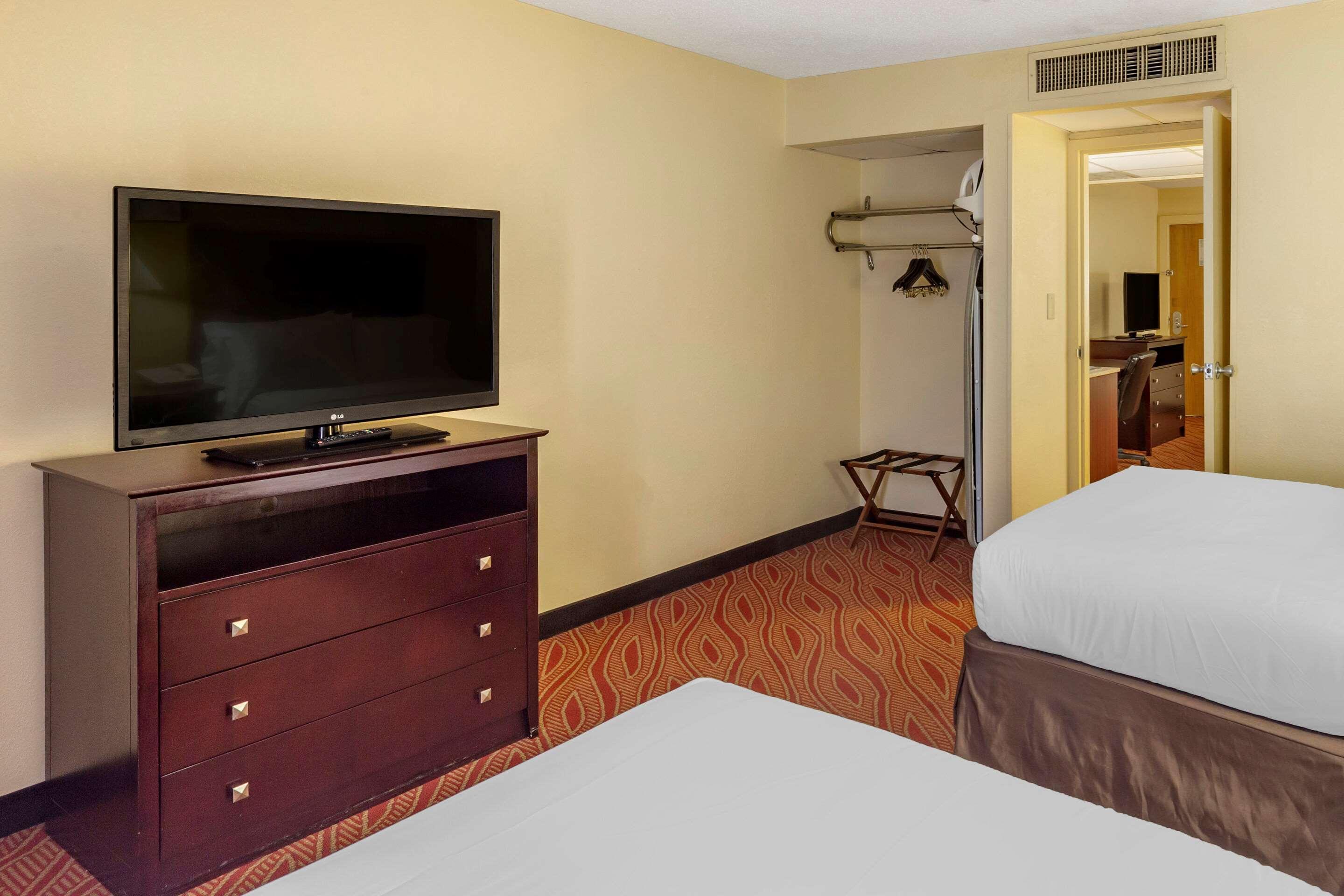 Clarion Hotel Fayetteville Exterior photo