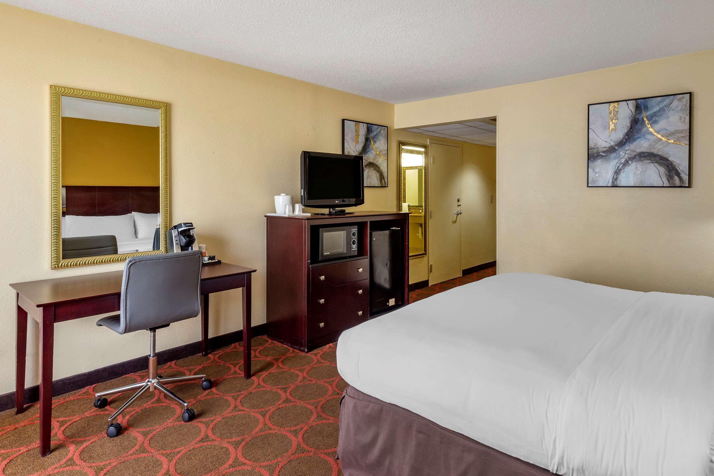 Clarion Hotel Fayetteville Exterior photo