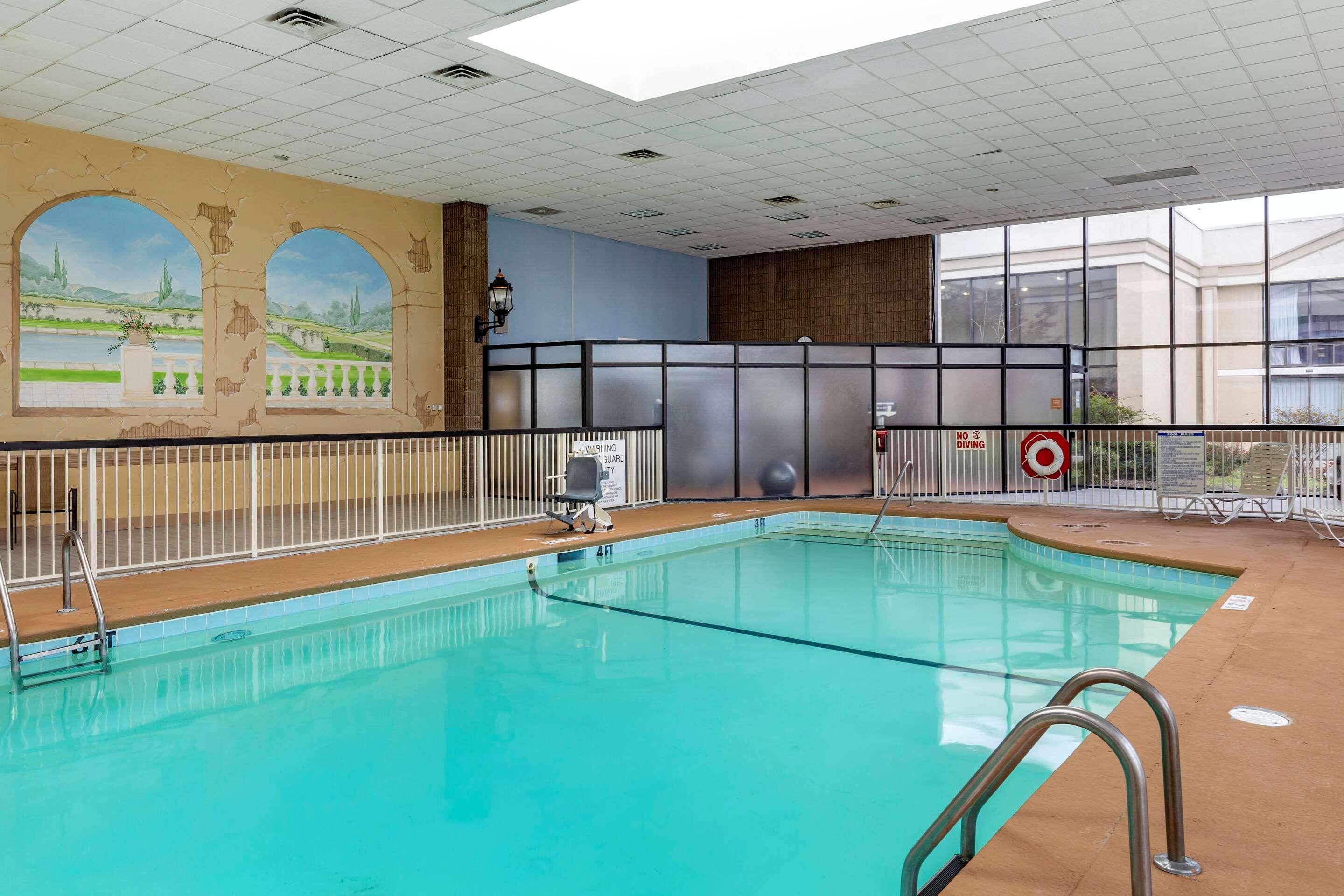 Clarion Hotel Fayetteville Exterior photo