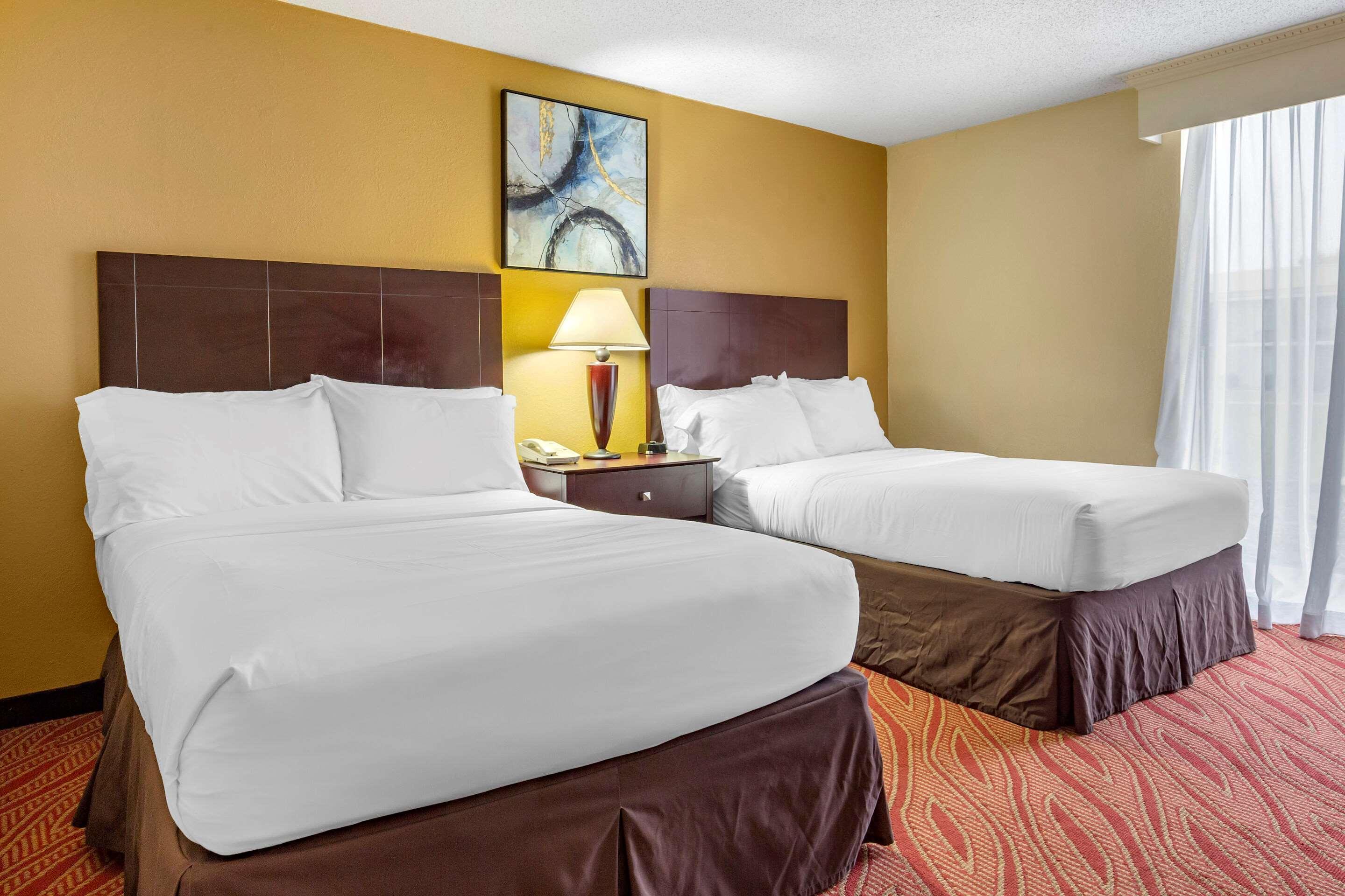 Clarion Hotel Fayetteville Exterior photo