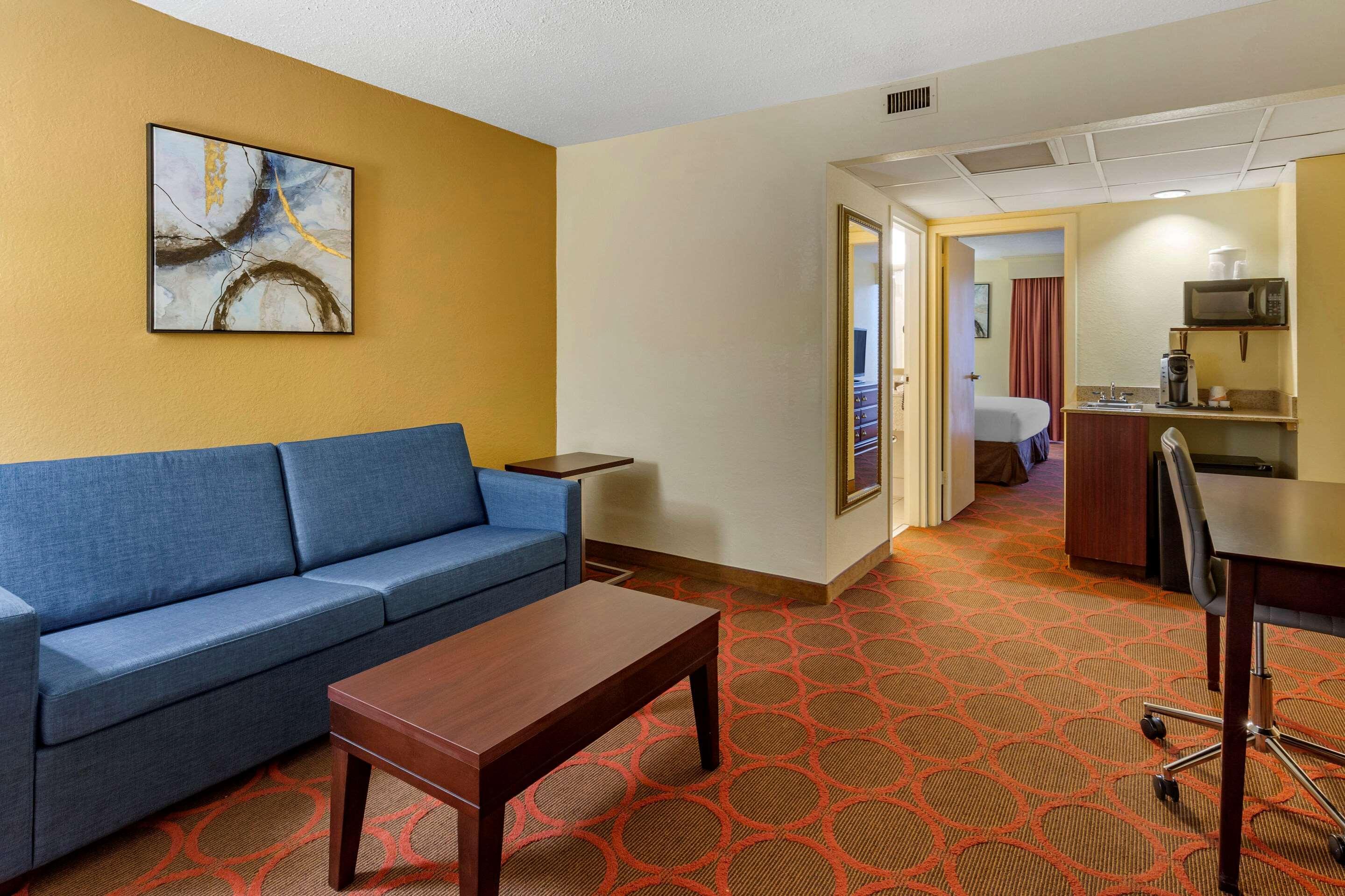 Clarion Hotel Fayetteville Exterior photo