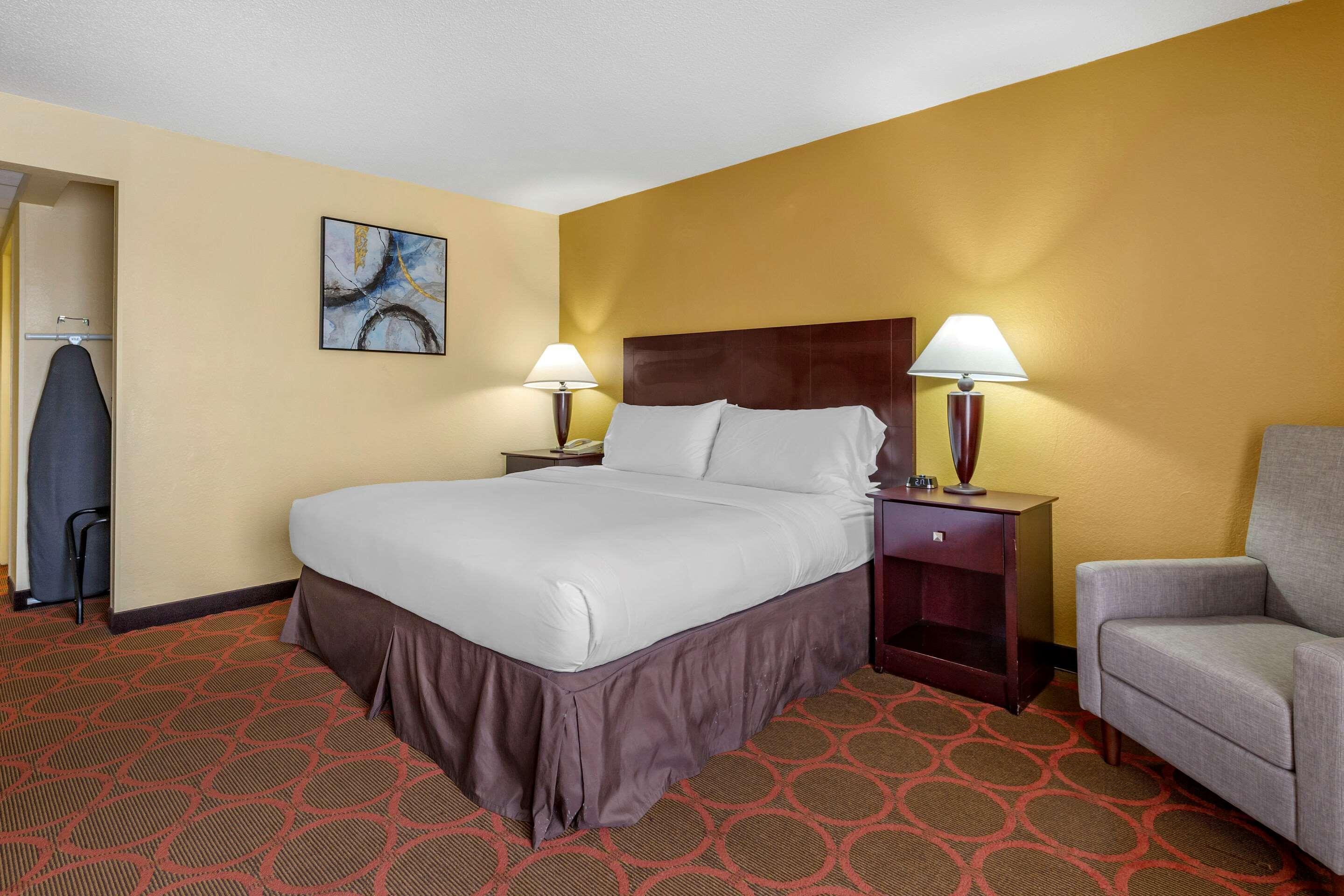 Clarion Hotel Fayetteville Exterior photo