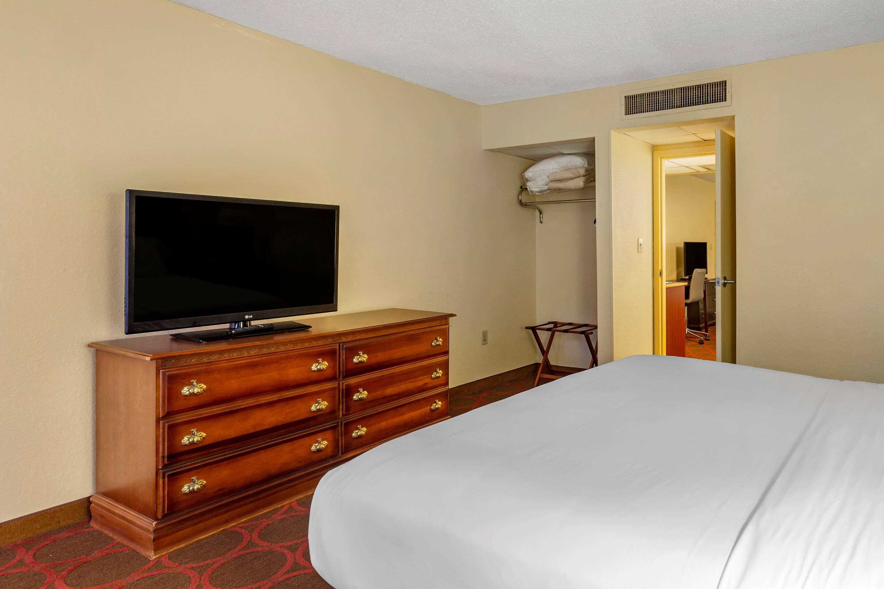 Clarion Hotel Fayetteville Exterior photo