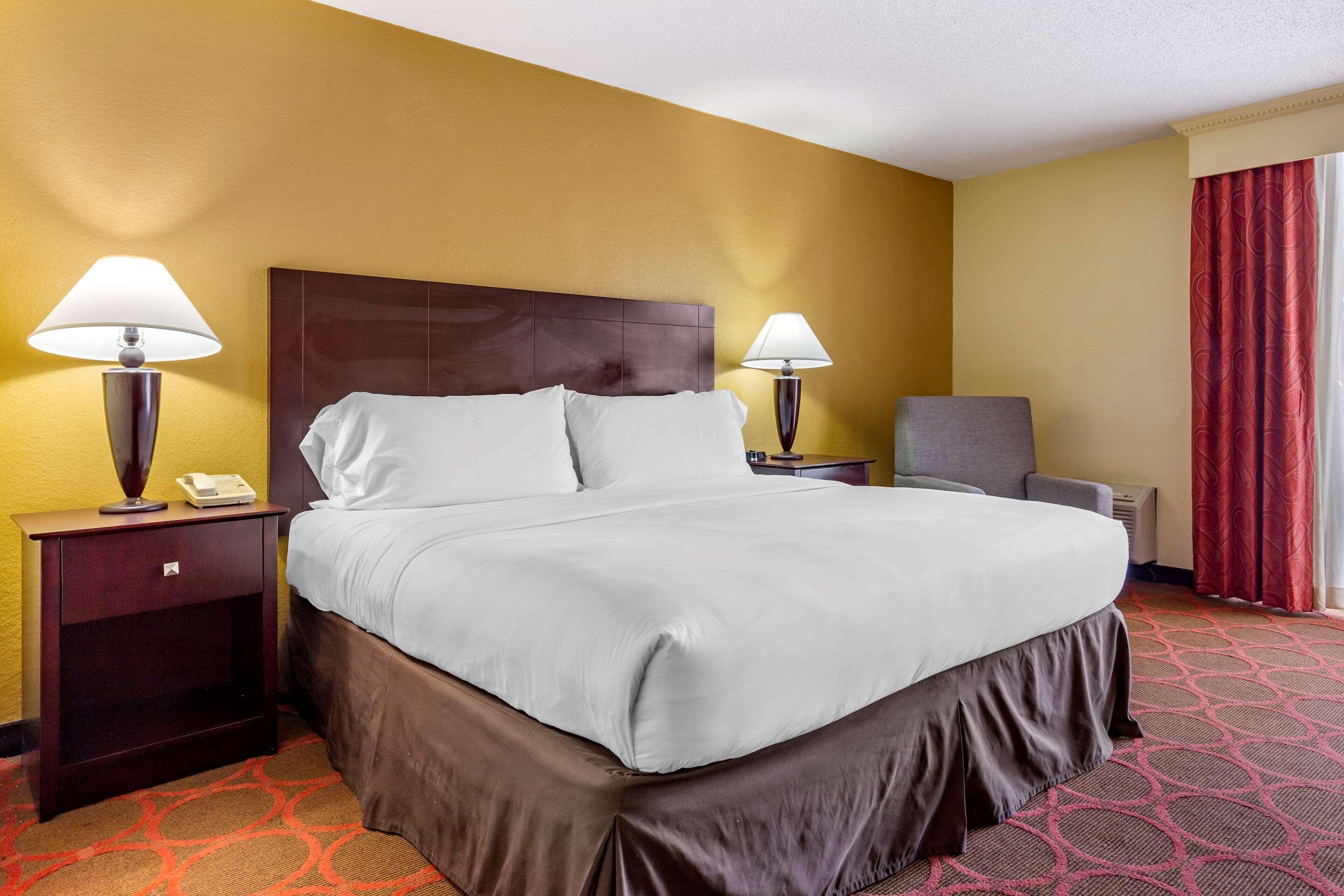 Clarion Hotel Fayetteville Exterior photo