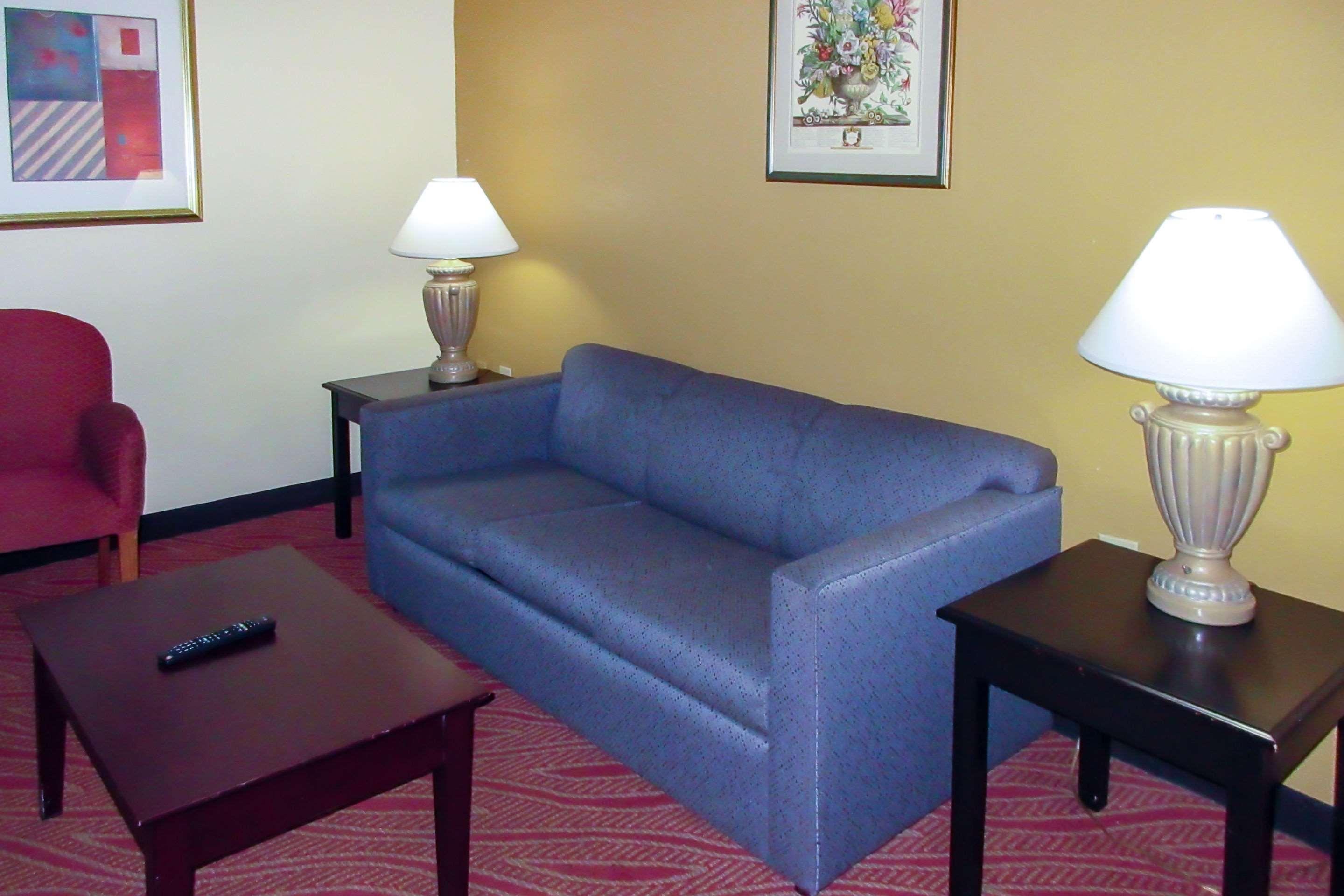 Clarion Hotel Fayetteville Exterior photo