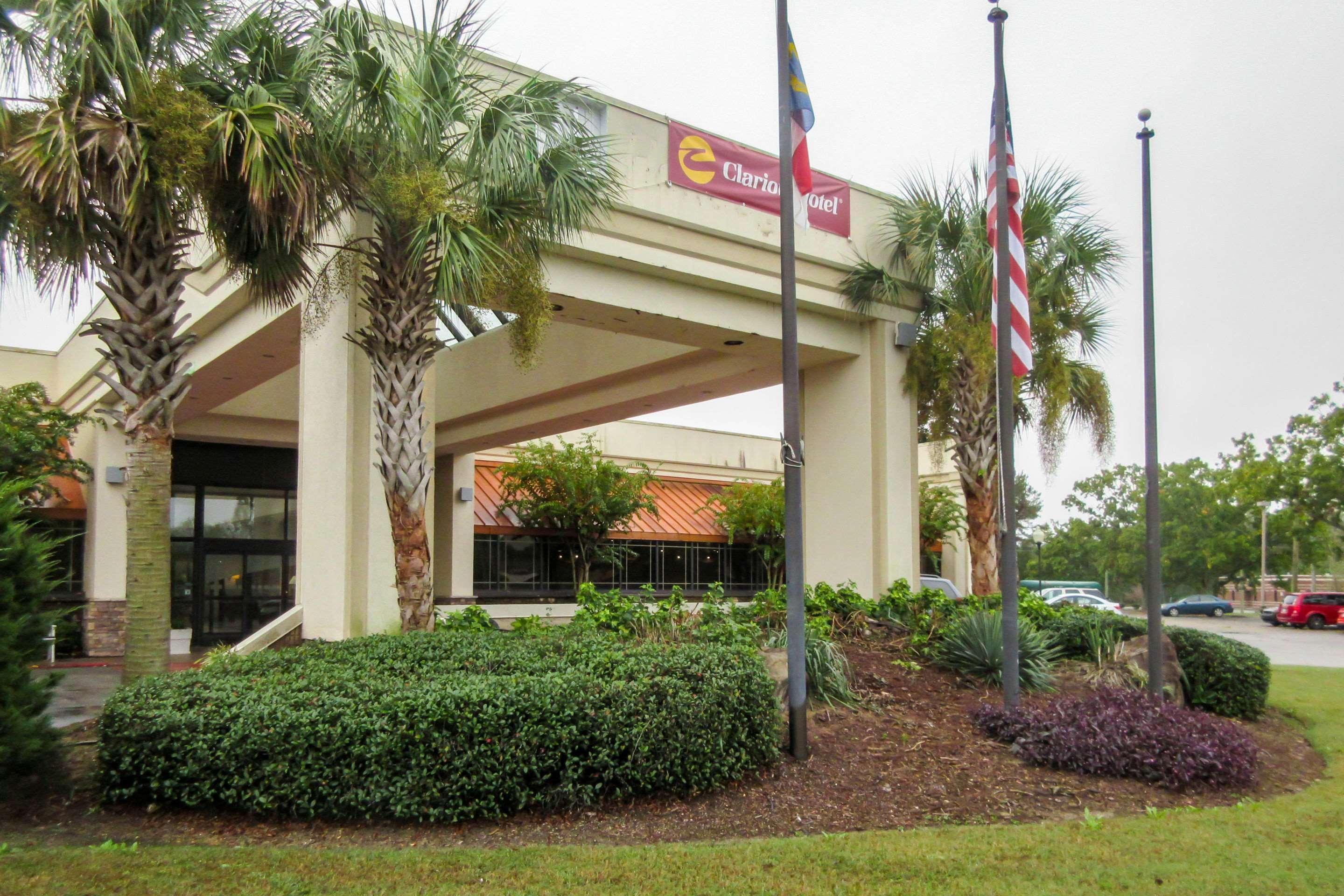 Clarion Hotel Fayetteville Exterior photo