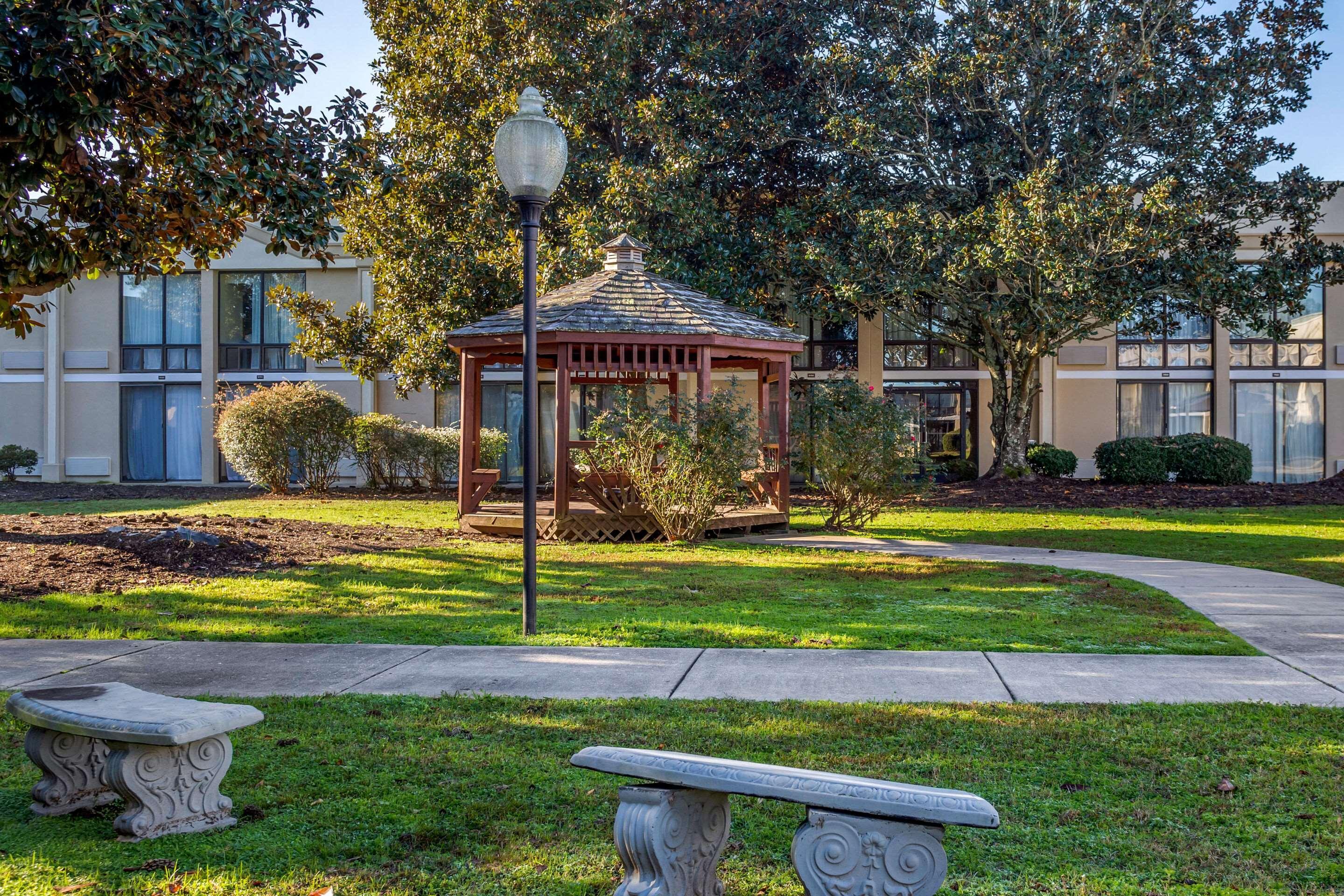 Clarion Hotel Fayetteville Exterior photo