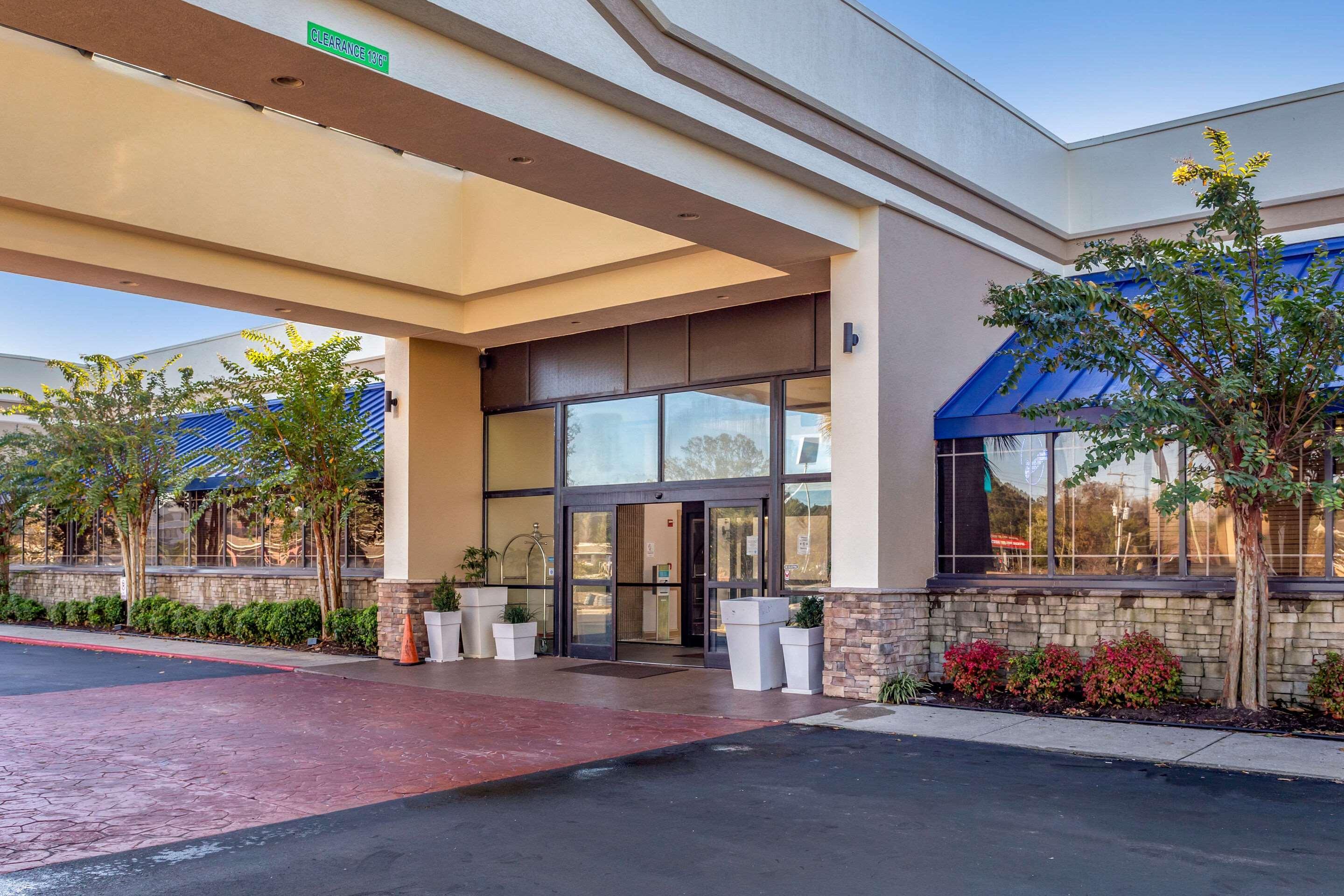 Clarion Hotel Fayetteville Exterior photo