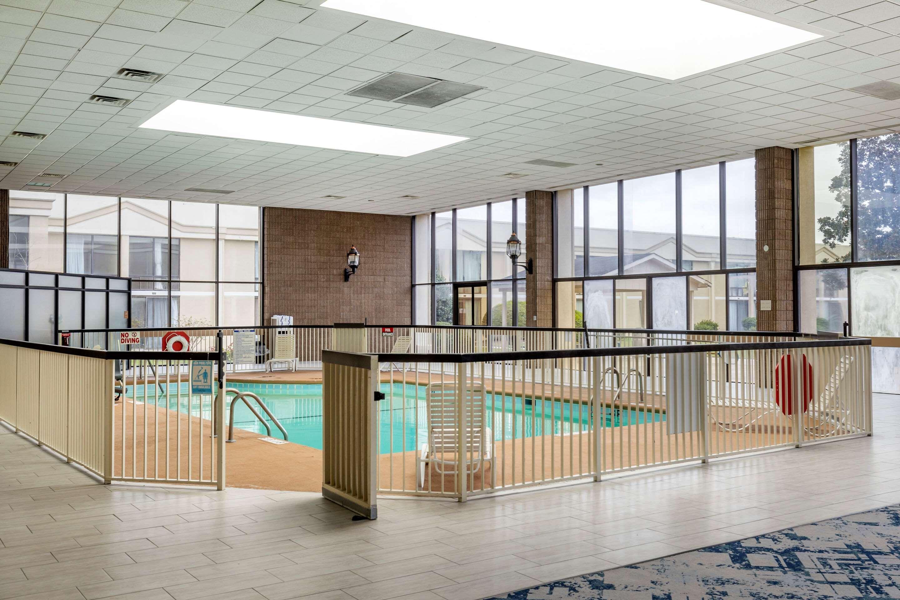 Clarion Hotel Fayetteville Exterior photo